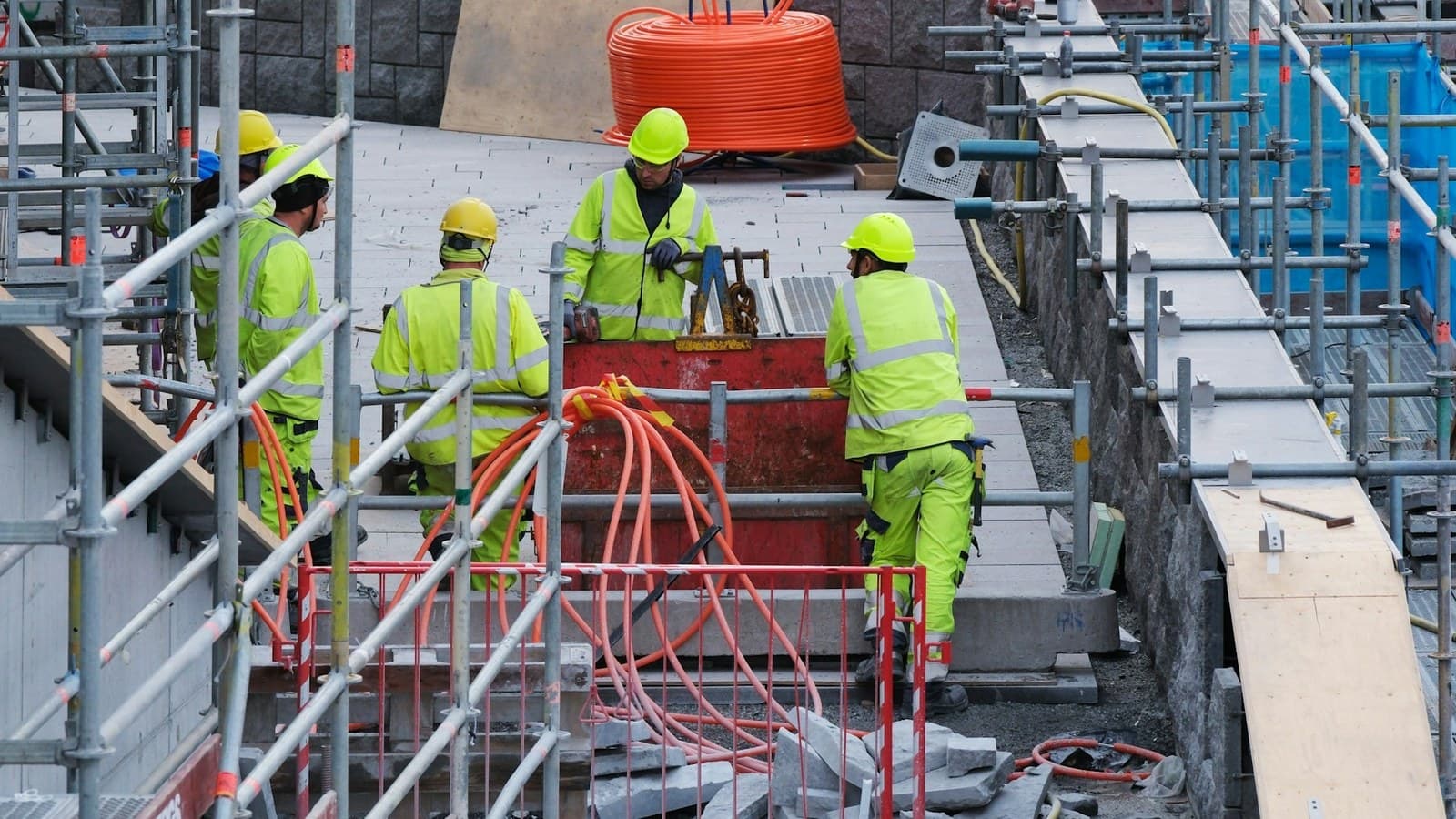Arbetslag i varselkläder vid planering av arbete